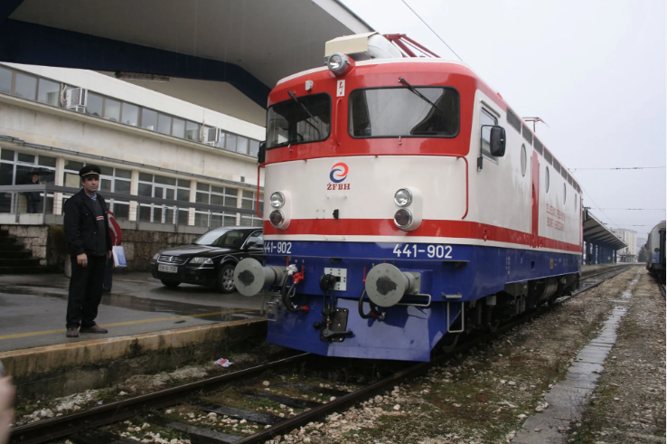 NEMA SE, MOŽE SE Željeznice FBiH grcaju u dugovima, a direktor ima osnovnu plaću 6.500 KM