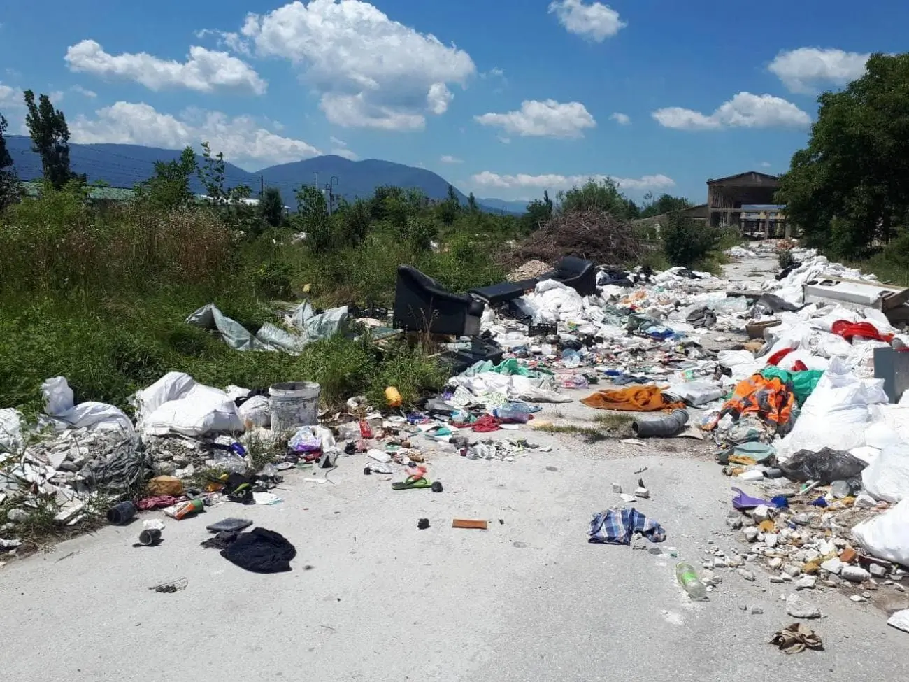 GDJE ZAVRŠAVA 211.000 TONA SMEĆA: Divlje deponije zagađuju zrak, vodu i tlo i uzrokuju teške bolesti kod lokalnog stanovništva