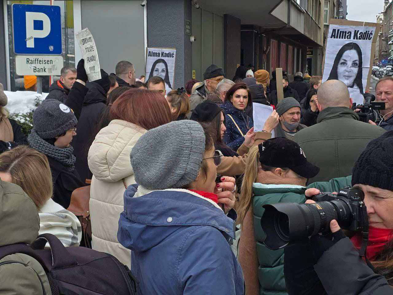 PROTESTI ZBOG SMANJENE KAZNE UBICI ALME KADIĆ: U BiH kad ubijaju žene ubiju je dva puta: Jednom na kućnom pragu, drugi put u sudnici