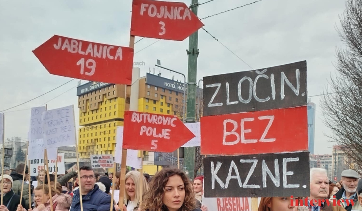 PROTESTI ISPRED PARLAMENTA BIH: Nije iz ubila ni kiša ni kamen već nemar vlasti