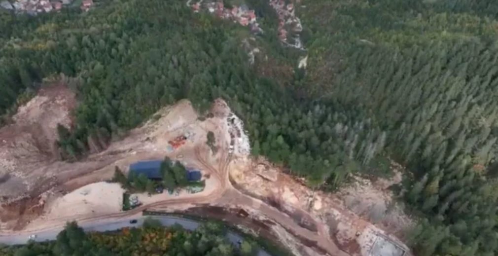 NEKOLIKO MLADIĆA IDU S TREBEVIĆA: Preventivne mjere na sprečavanju klizišta radiće firma čiji je objekat dijelom uzrokovao klizište NEKOLIKO MLADIĆA IDU S TREBEVIĆA: Preventivne mjere na sprečavanju klizišta radiće firma čiji je objekat dijelom uzrokovao klizište
