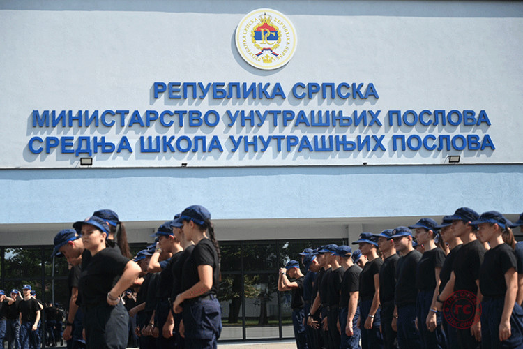 MUP RS: Komandiri koji su imali neprimjeren kontakt sa maloljetnom učenicom premješteni na drugo radno mjesto