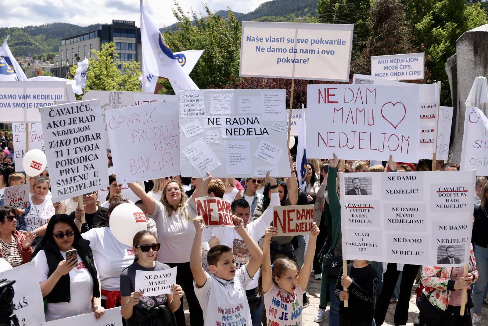 PROTEST SINDIKATA TRGOVINE: Šta je država ako joj trebaju robovi koji rade nedjeljom? PROTEST SINDIKATA TRGOVINE: Šta je država ako joj trebaju robovi koji rade nedjeljom?