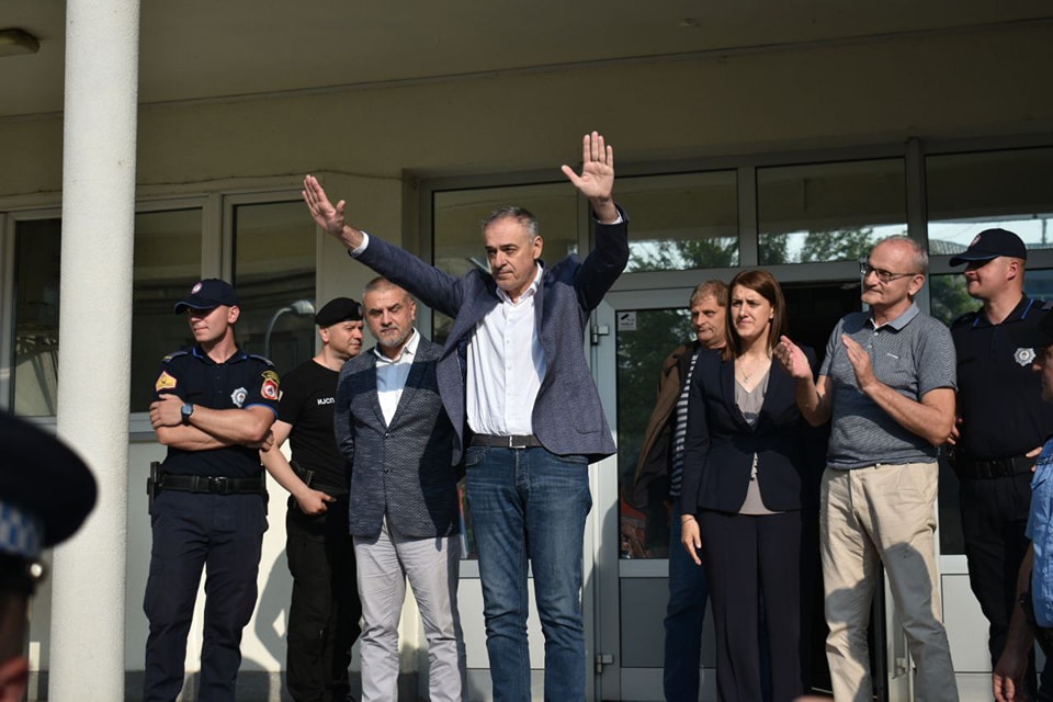 Zašto “papci” iz parlamenta RS nisu isti kao “papci” iz Teslića? Zašto “papci” iz parlamenta RS nisu isti kao “papci” iz Teslića?
