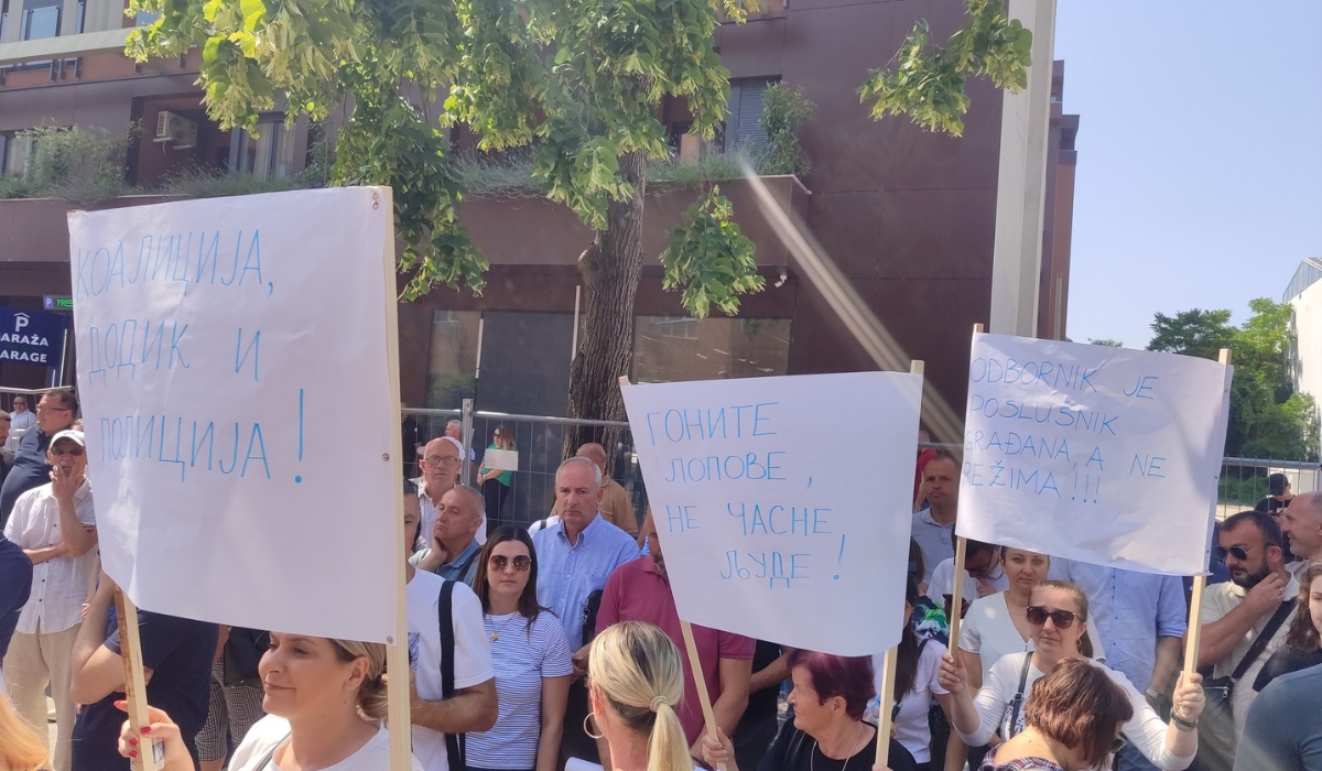 ISPRED TUŽILAŠTVA U BANJA LUCI: Stotine ljudi traži da se Miličević pusti na slobodu