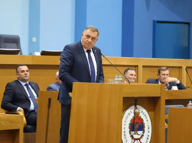 ZAPRIJETIO S GOVORNICE: “Nećete se riješiti Milorada Dodika” ZAPRIJETIO S GOVORNICE: “Nećete se riješiti Milorada Dodika”
