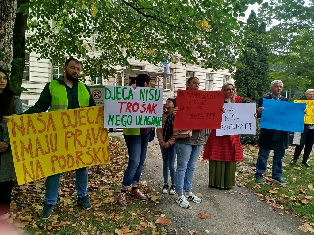 PROTEST RODITELJA U SARAJEVU: Je li vam ovo inkluzija ili iluzija? PROTEST RODITELJA U SARAJEVU: Je li vam ovo inkluzija ili iluzija?