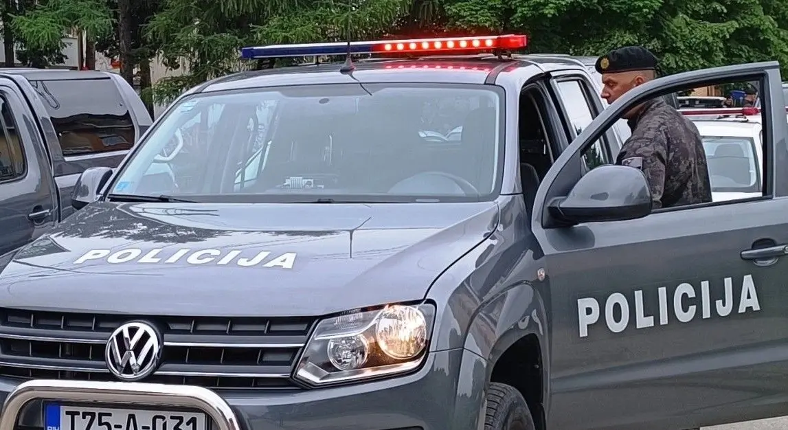 AKCIJA U TK: Policajci i inspektori osumnjičeni da su navodili štićenice Doma bez roditelja na prostituciju AKCIJA U TK: Policajci i inspektori osumnjičeni da su navodili štićenice Doma bez roditelja na prostituciju